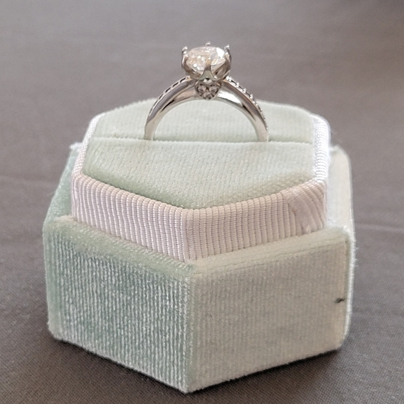 Moissanite 1 Carat Round Brilliant Ring - Picture 2 of 7